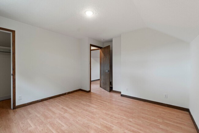 Building Photo - 2887 Hickory St