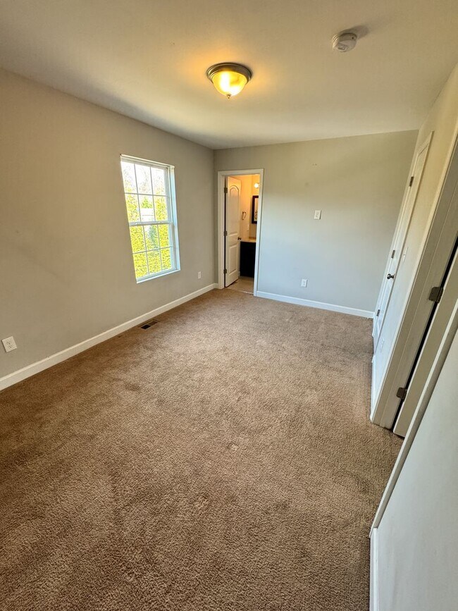 Building Photo - Modern Town Home on Beals Chapel