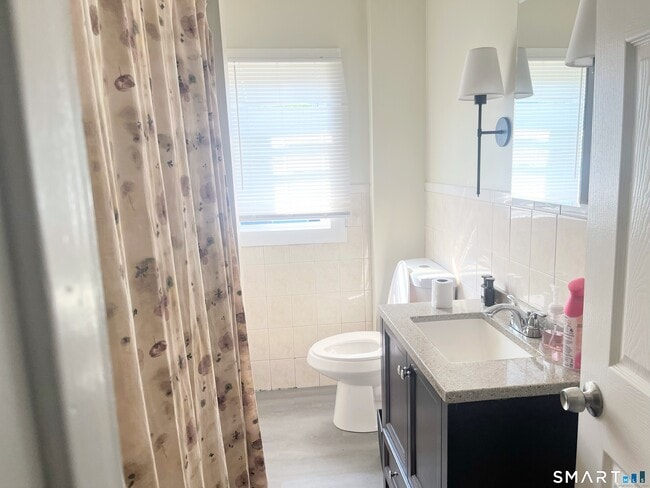 Building Photo - 233 Valley St