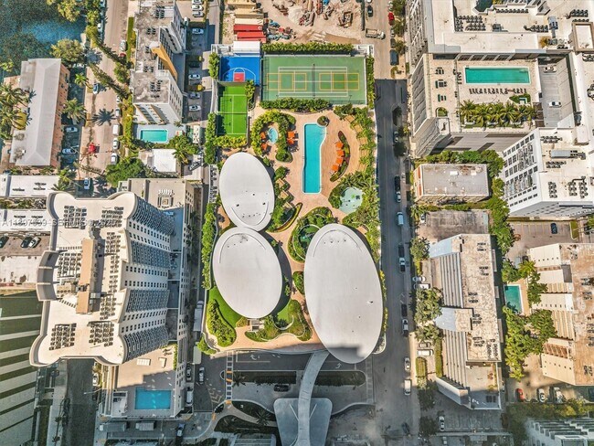 Building Photo - 700 NE 24th St