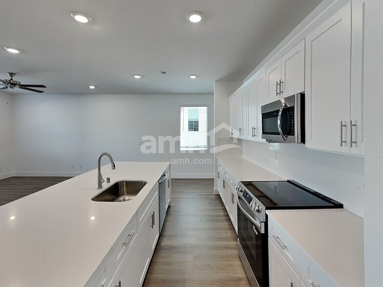 Building Photo - 5864 Vaes Dothrak St