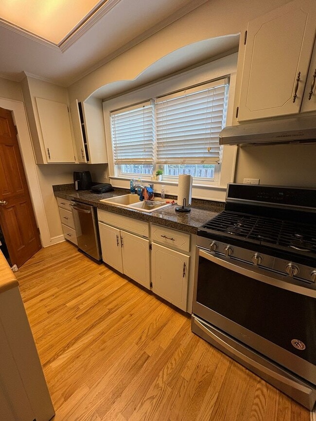 Building Photo - 3 Bedroom 2.5 Bath Townhome in Downtown Greenville and Near the Hampton Pinckney Historic District