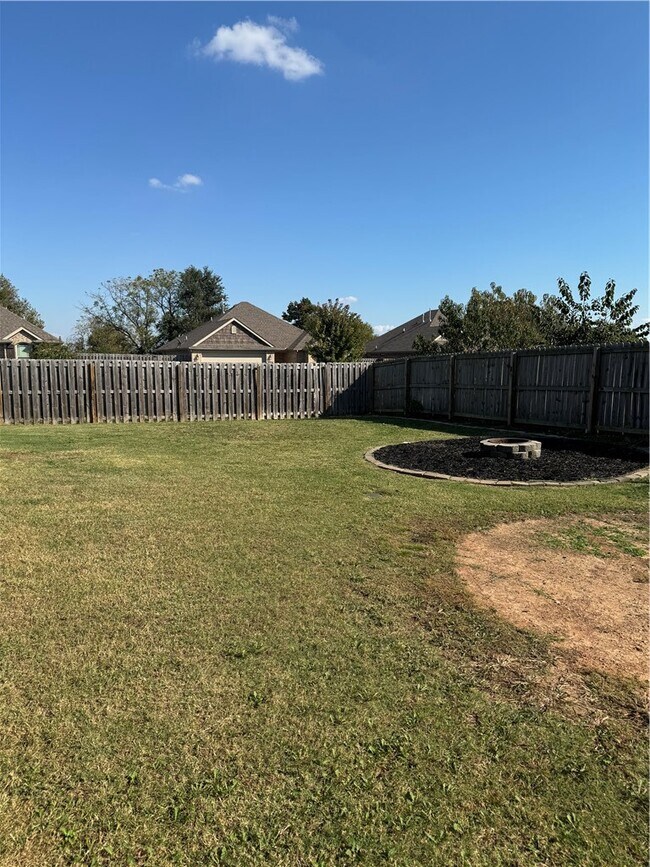 Building Photo - 1001 Tulip St