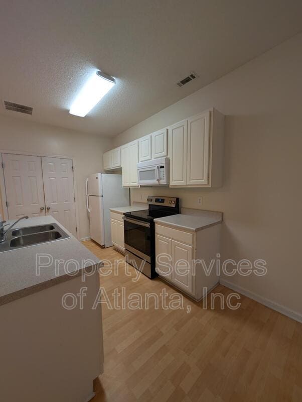 Building Photo - 5060 Lincoln Dr