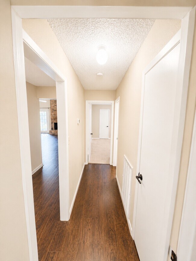 Building Photo - 2239 Highland Hills Dr