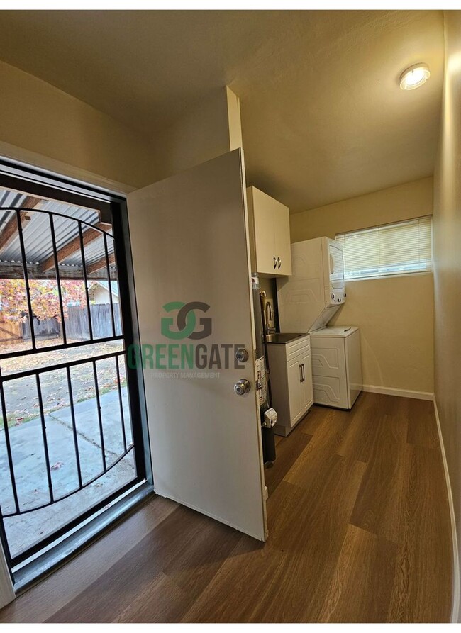 Building Photo - 2 Bedroom 1 Bath Duplex Available NOW in M...