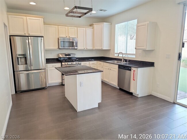 Building Photo - 998 Lone Pine River Ave