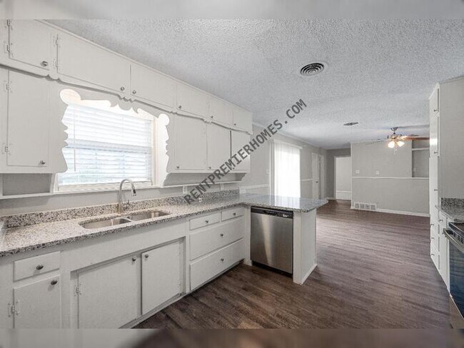 Building Photo - 5413 Odessa Ave