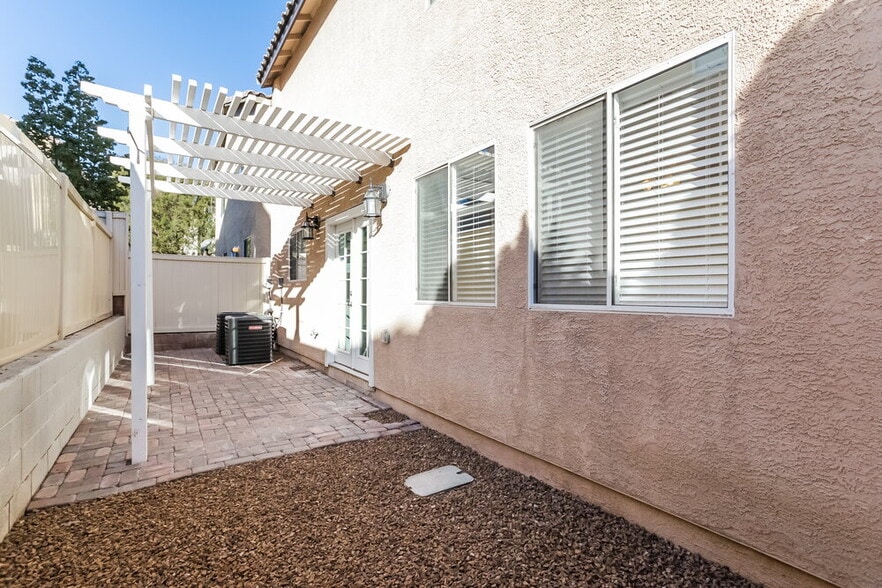 Building Photo - 9453 Grandview Spring Ave