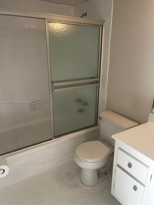 Building Photo - 1015 Country Club Dr