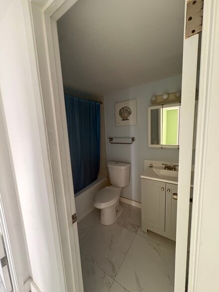 Building Photo - 8889 Fontainebleau Blvd