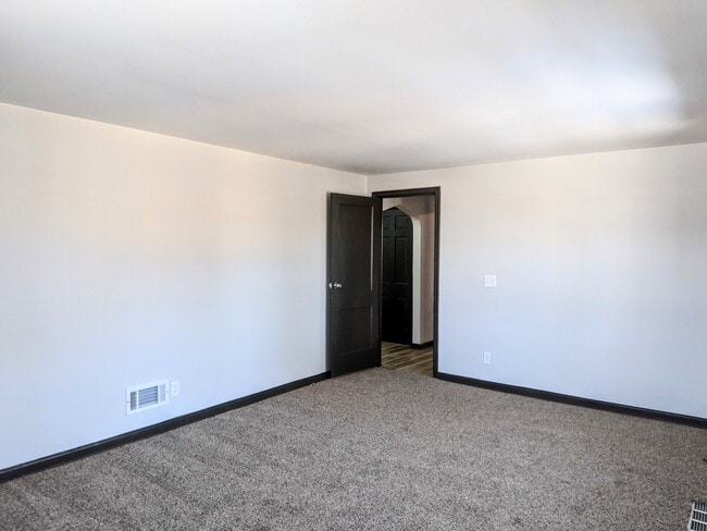 Building Photo - Hanscom Park Full Duplex