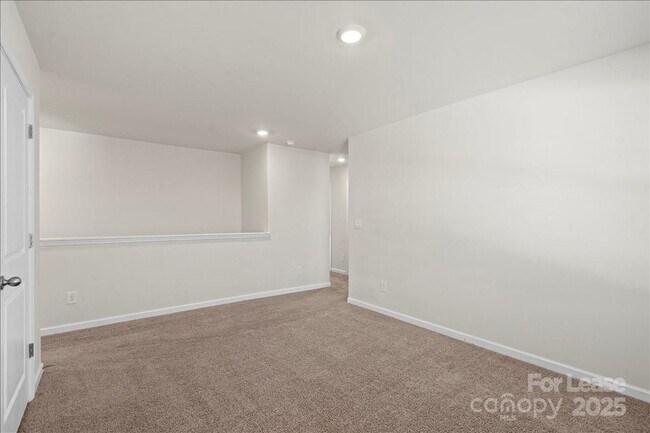 Building Photo - 221 Wildflower Dr