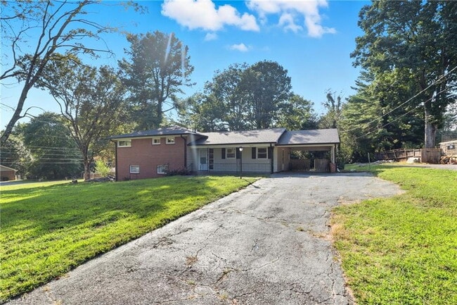 Building Photo - Furnished Charming 1-Bedroom with Private On-Suite Bathroom in Pfafftown!