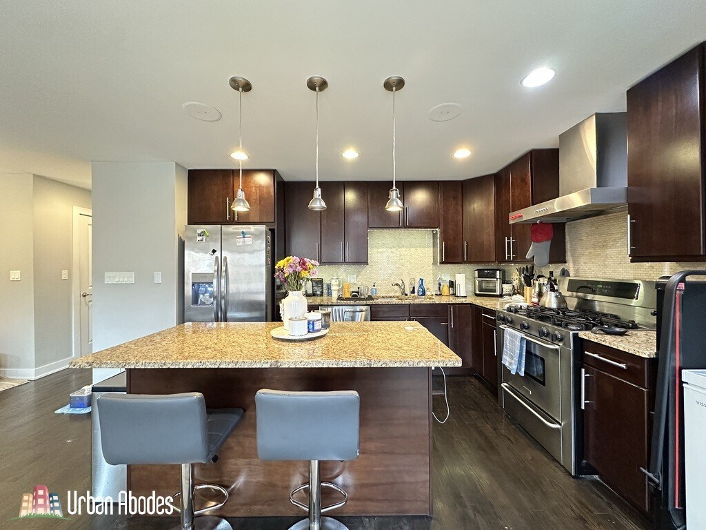 Building Photo - 907 N Damen Ave