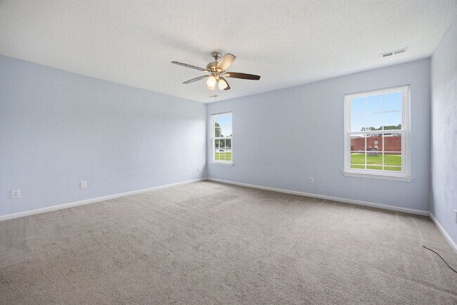 Building Photo - 3-Bedroom Home with Garage & Private Patio