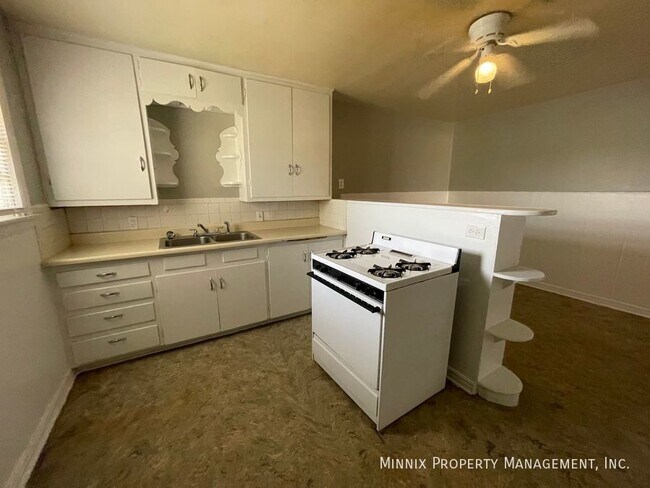 Building Photo - 310 SW 42nd Ave