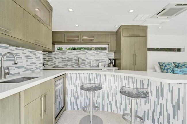 Building Photo - 2514 Yacht Club Blvd