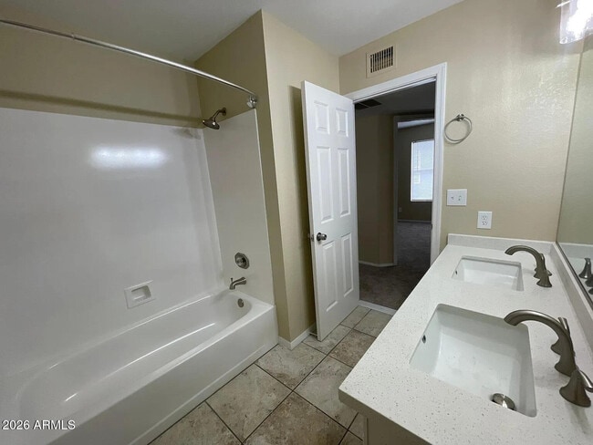 Building Photo - 5125 E Fellars Dr