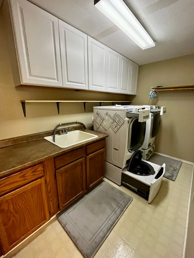 Building Photo - 4 Bedroom, 3 Car Garage Home in CK School ...
