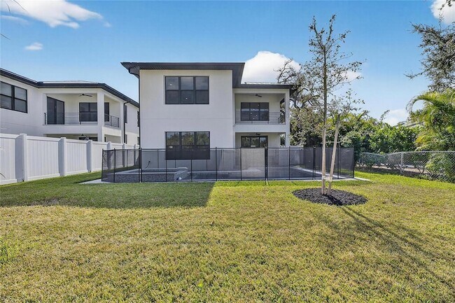 Building Photo - 2335 Oak Terrace