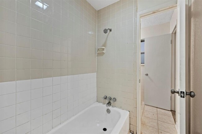 Building Photo - 3532 Hilton Dr
