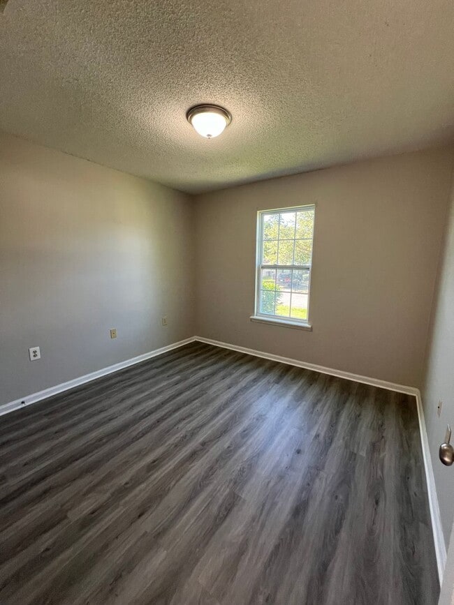 Building Photo - Beautiful 3 Bedroom 2 Bath Home