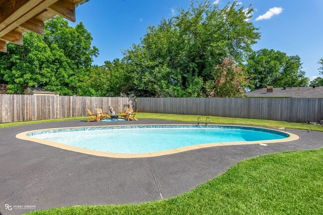 Building Photo - In ground pool!
