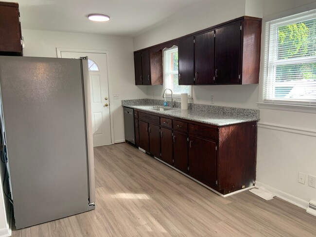 Building Photo - Cute 3 BR/ 1 BA Off Gate City Blvd.