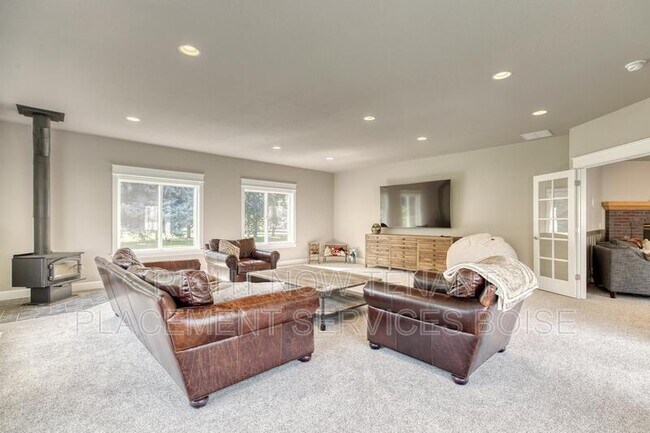 Building Photo - 1646 N Chaucer Way