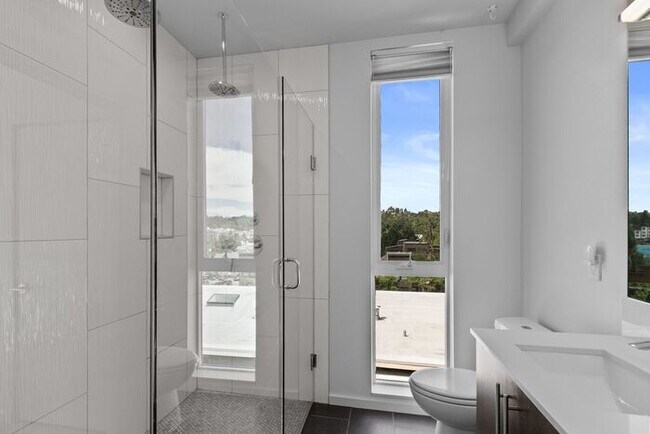 Building Photo - Stunning Columbia City Townhome w/ Views and AC (1st Month Free)