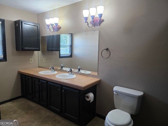 Building Photo - 310 W 5th St