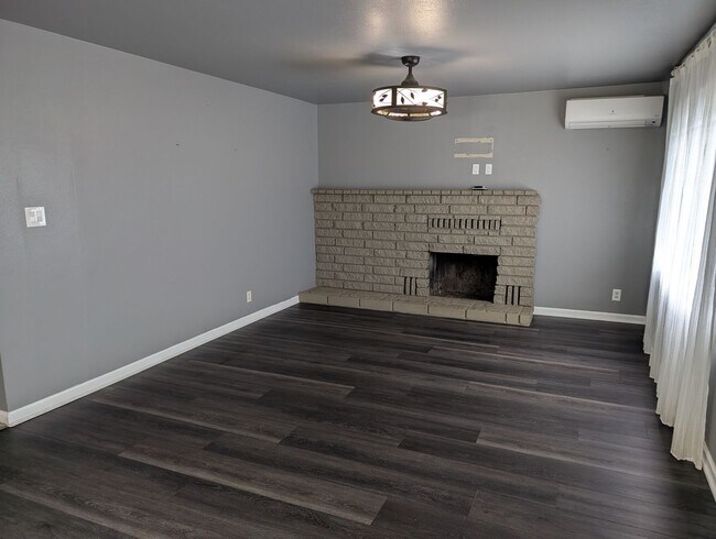 Building Photo - Single Family Home Near Shopping and Schools