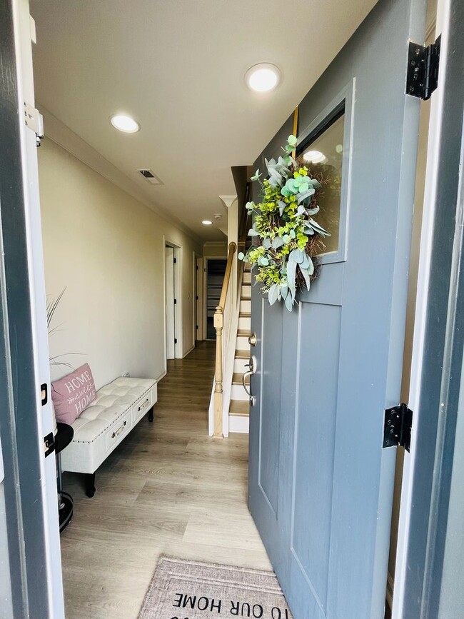 Building Photo - Beautiful 4BR Townhouse in Ballantyne