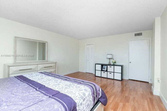 Building Photo - 6960 Miami Gardens Dr