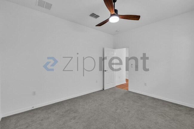 Building Photo - Unit n/a