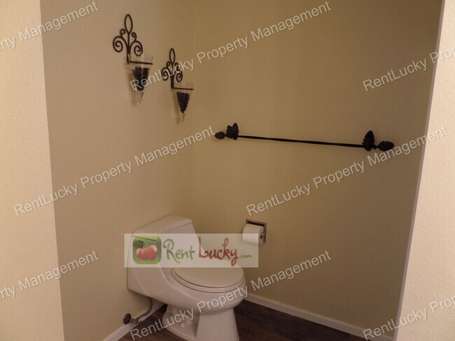 Building Photo - Gorgeous 2 Bedroom Condo with Secured Parking in Unbeatable Bellevue Location!!
