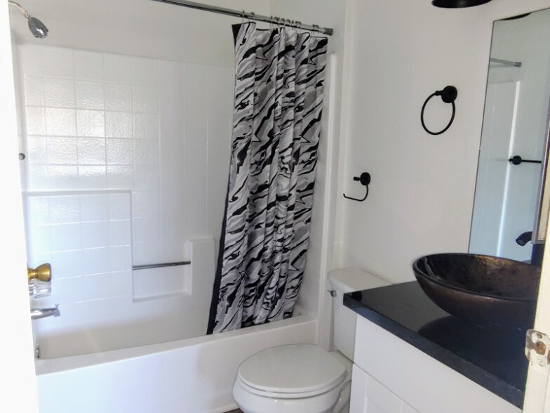 Building Photo - 14746 Delano St