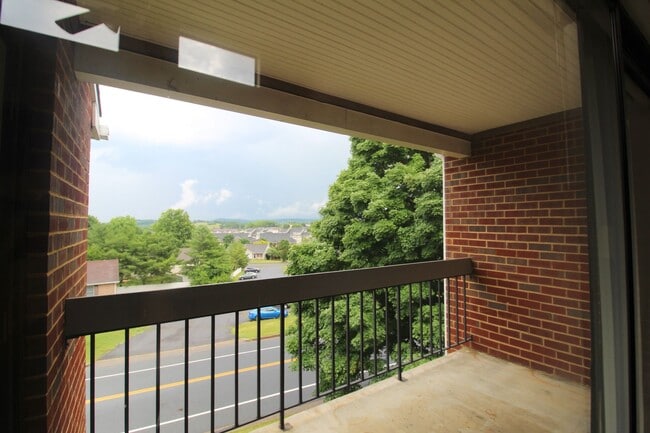 Building Photo - Madison Manor Condo for Rent with 3 Bedrooms and 2 Baths.  Great Location!