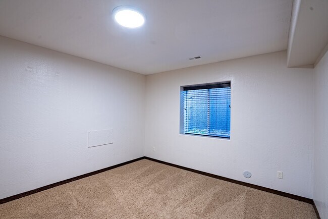 Building Photo - 6649 N Madellaine Dr