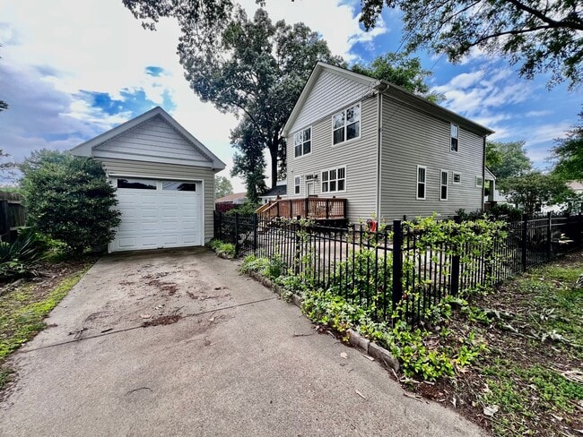 Building Photo - Gorgeous Home in the heart of Bayview Beach