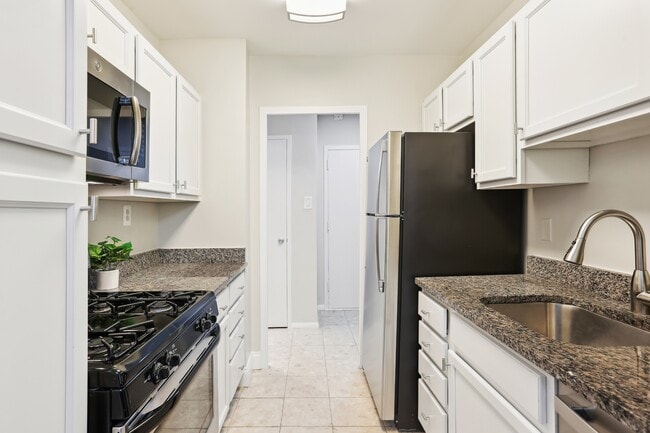 Building Photo - 4000 Tunlaw Rd NW