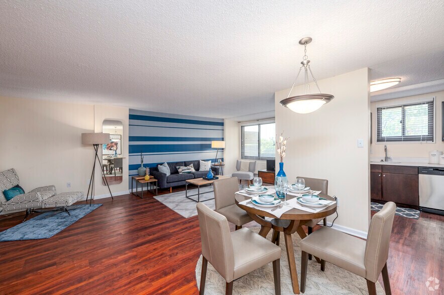 1BR, 1BA – 721SF - Livingroom - ReNew Old Town