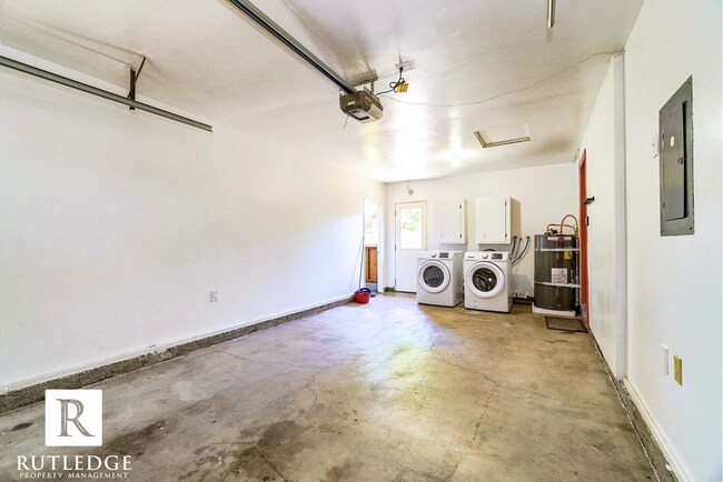 Building Photo - Sunlight & Sunrooms 2 Bedroom -  1 Full Bath - Fireplace