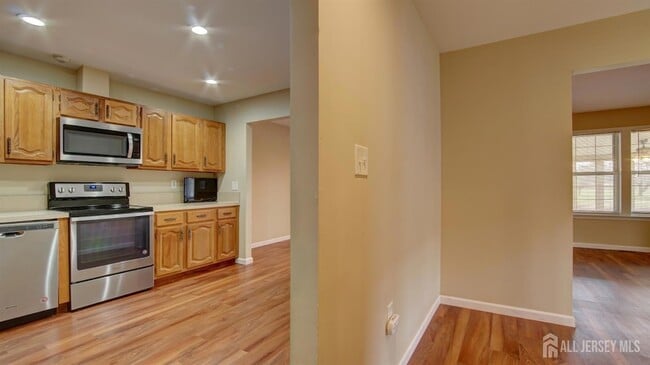 Building Photo - 18B Thomas Paine Dr