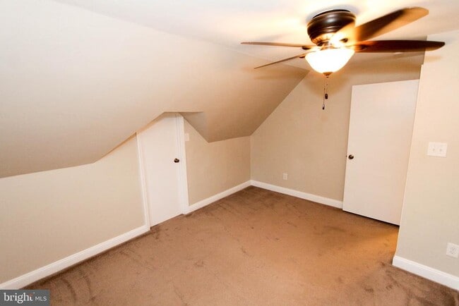 Building Photo - 319 W Cir