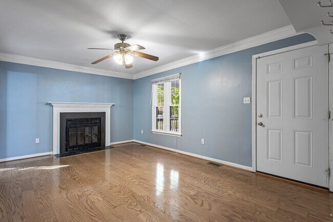 Building Photo - Stunning 3 Bedroom Home AVAILABLE NOW!