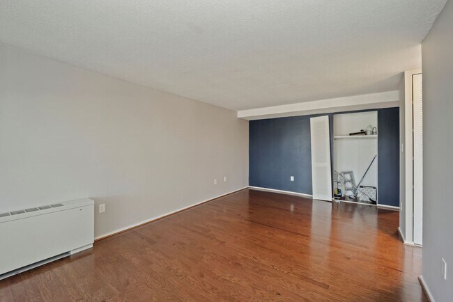 Building Photo - 1 bedroom 1 bathroom Condo in Navy Yard!