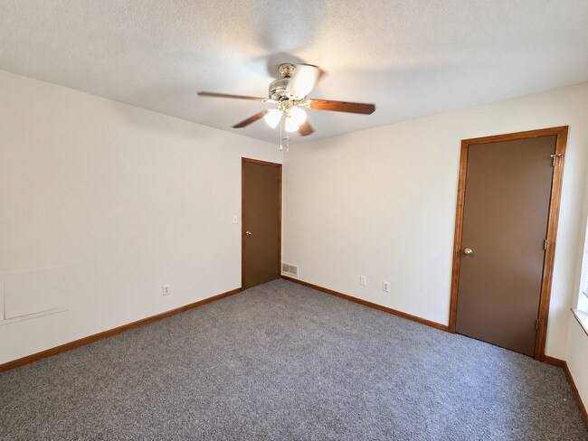 Building Photo - 7405 E 165th St
