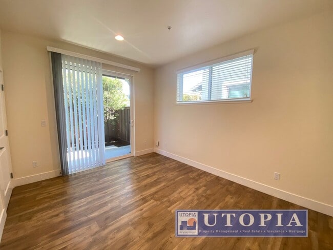 Building Photo - Beautiful and Spacious 3-bedroom, 3.5-bathroom Townhouse Located in the heart of Seabright.